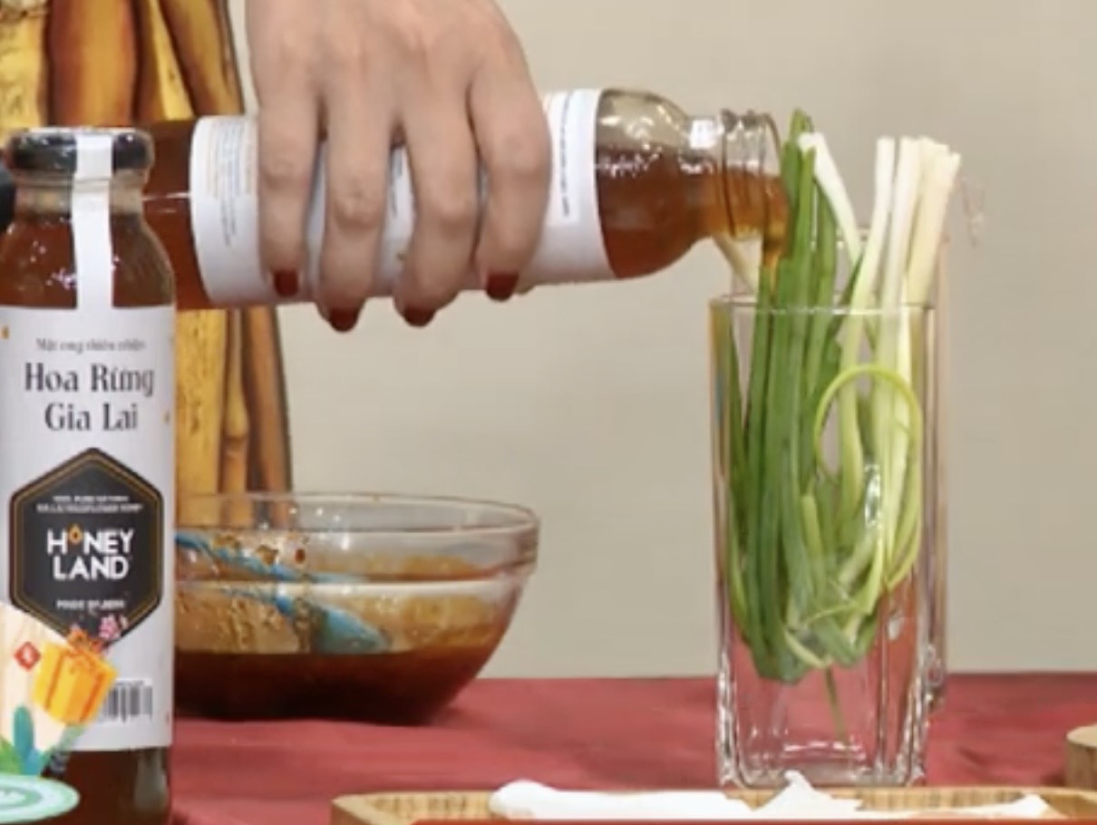 mật ong thật kiểm tra bằng nước lạnh