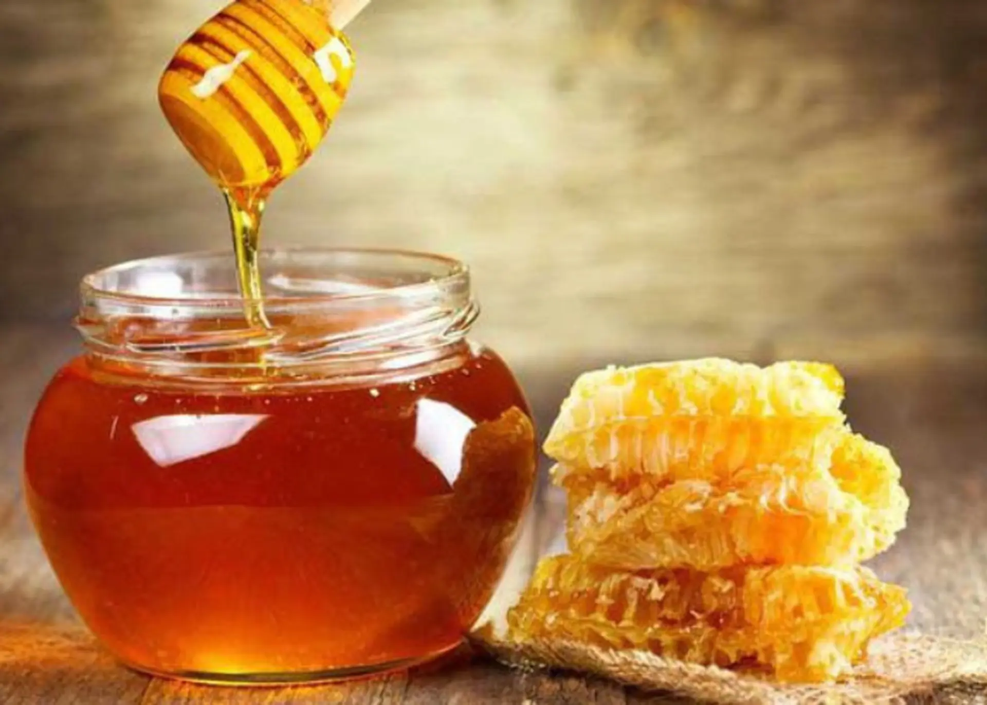 so sánh màu sắc và độ đặc của mật ong thật giả