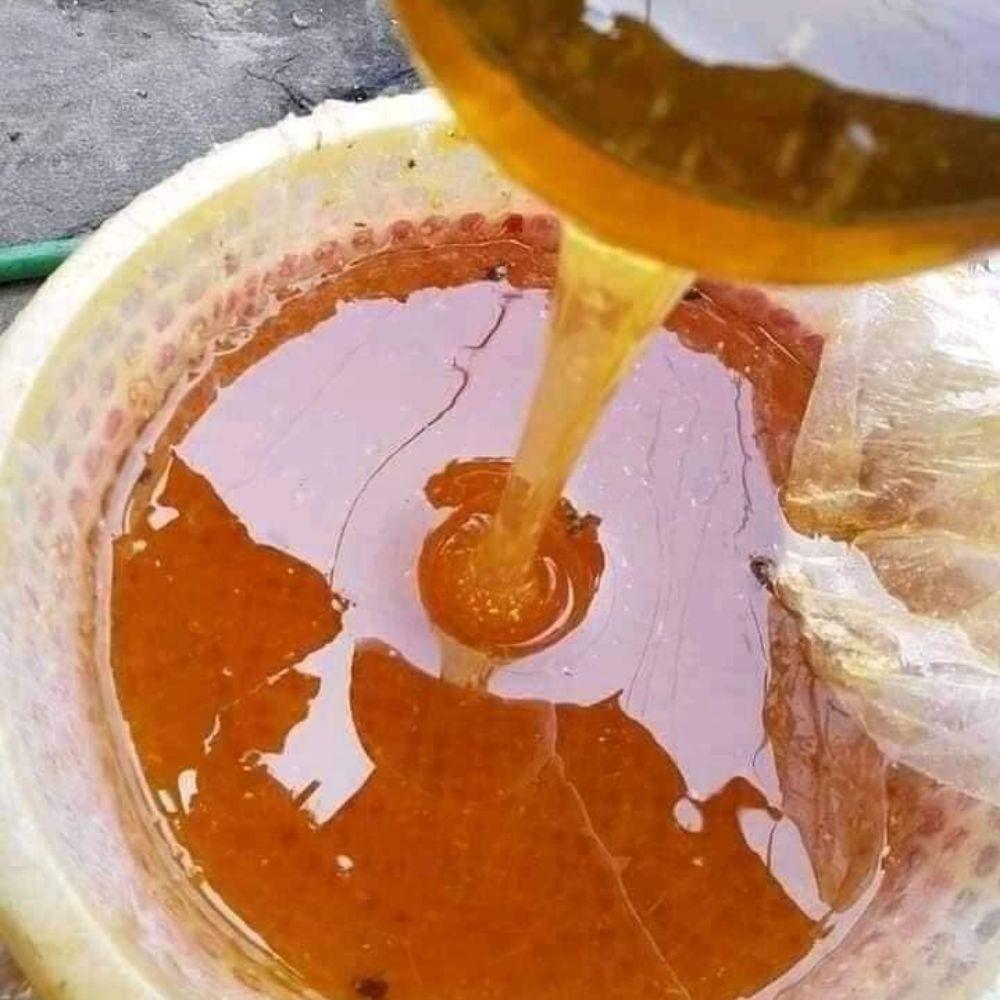 thử mật ong rừng với nước chìm xuống đáy