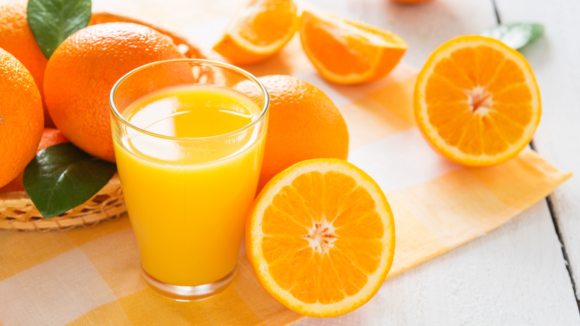 quả cam tươi bổ múi vitamin C
