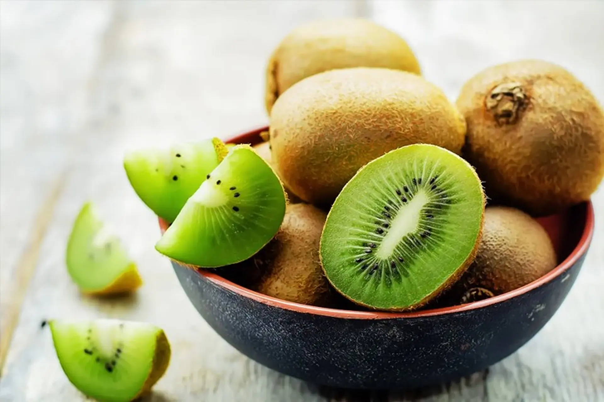 quả kiwi tươi cắt đôi vitamin C