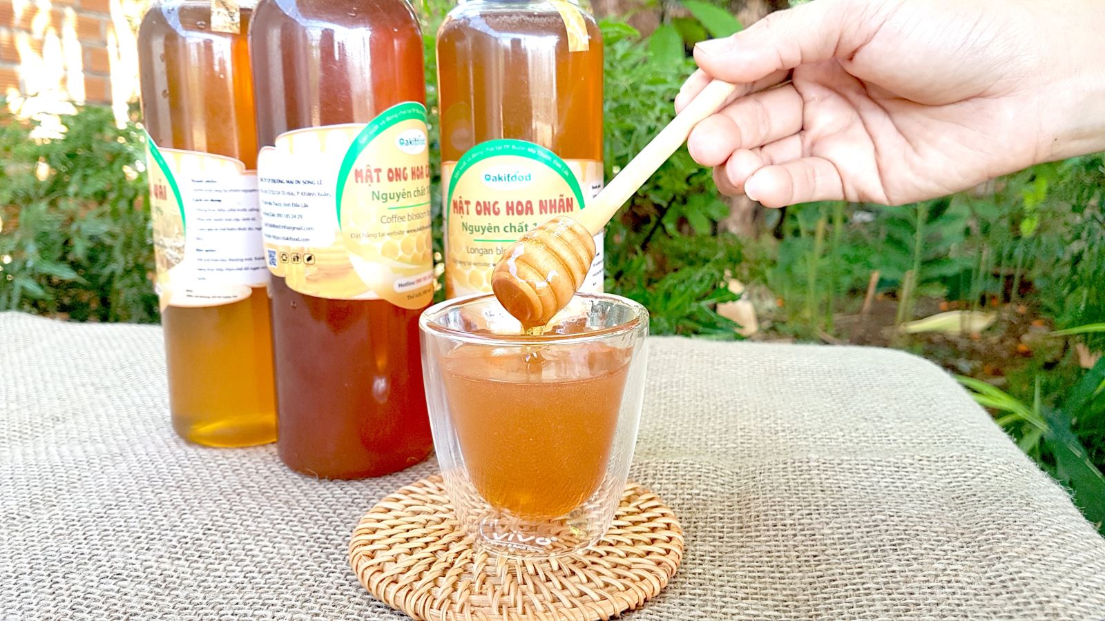 Bình mật ong hoa táo Bắc Giang nguyên chất, màu vàng óng đặc trưng, nổi bật trên nền tự nhiên