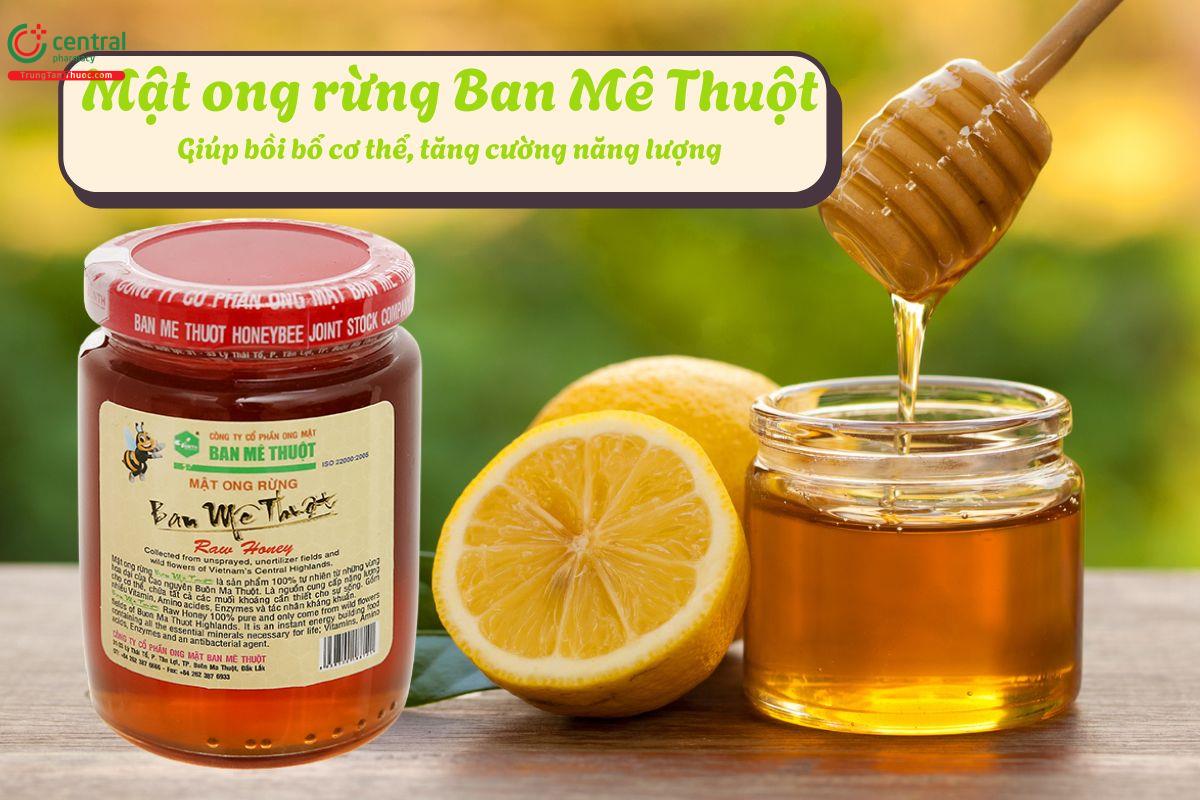 Lọ mật ong A Ma Thuột nguyên chất màu vàng óng ánh đặt trên nền hoa rừng Tây Nguyên