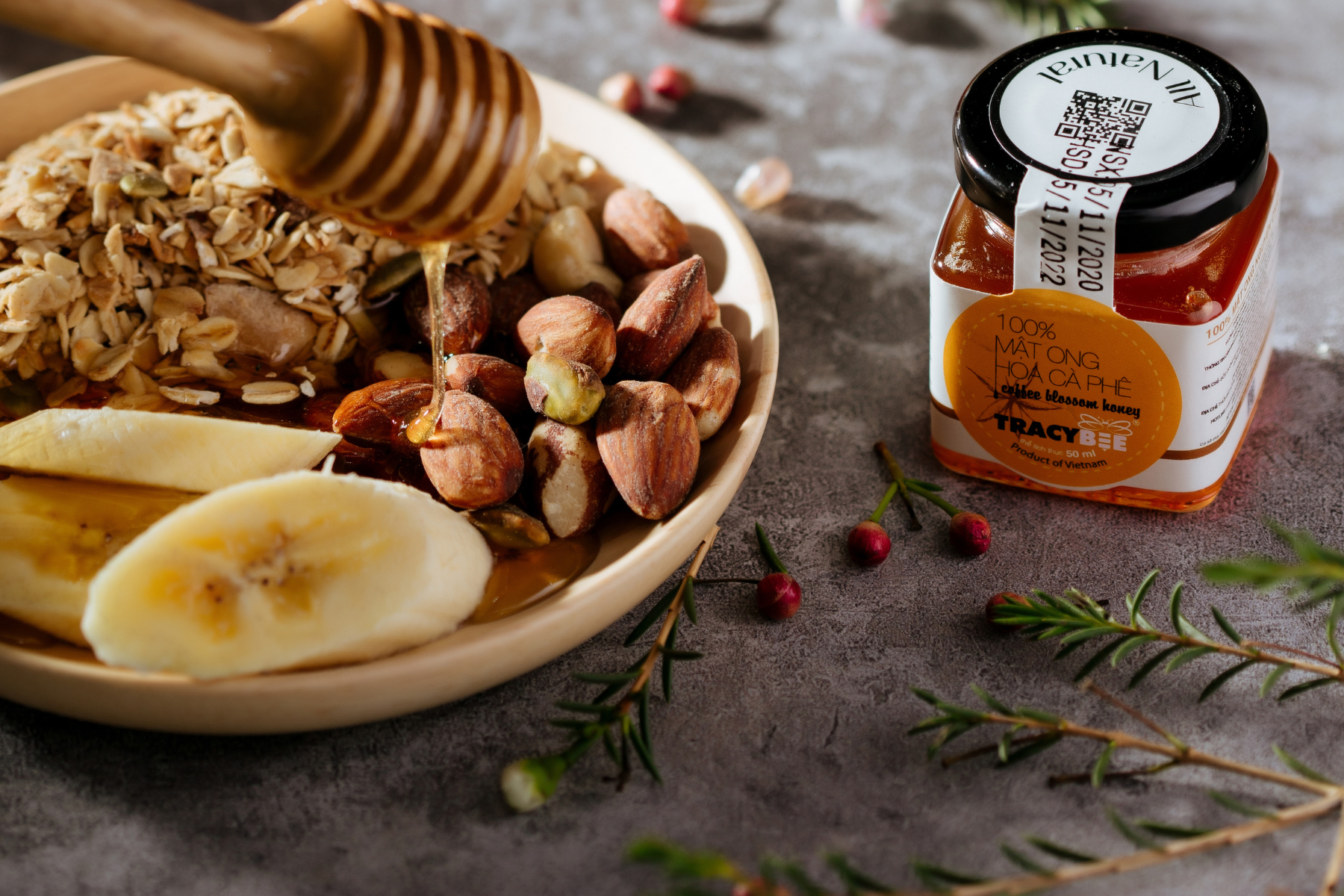 kiến không bu quanh mật ong rừng thật