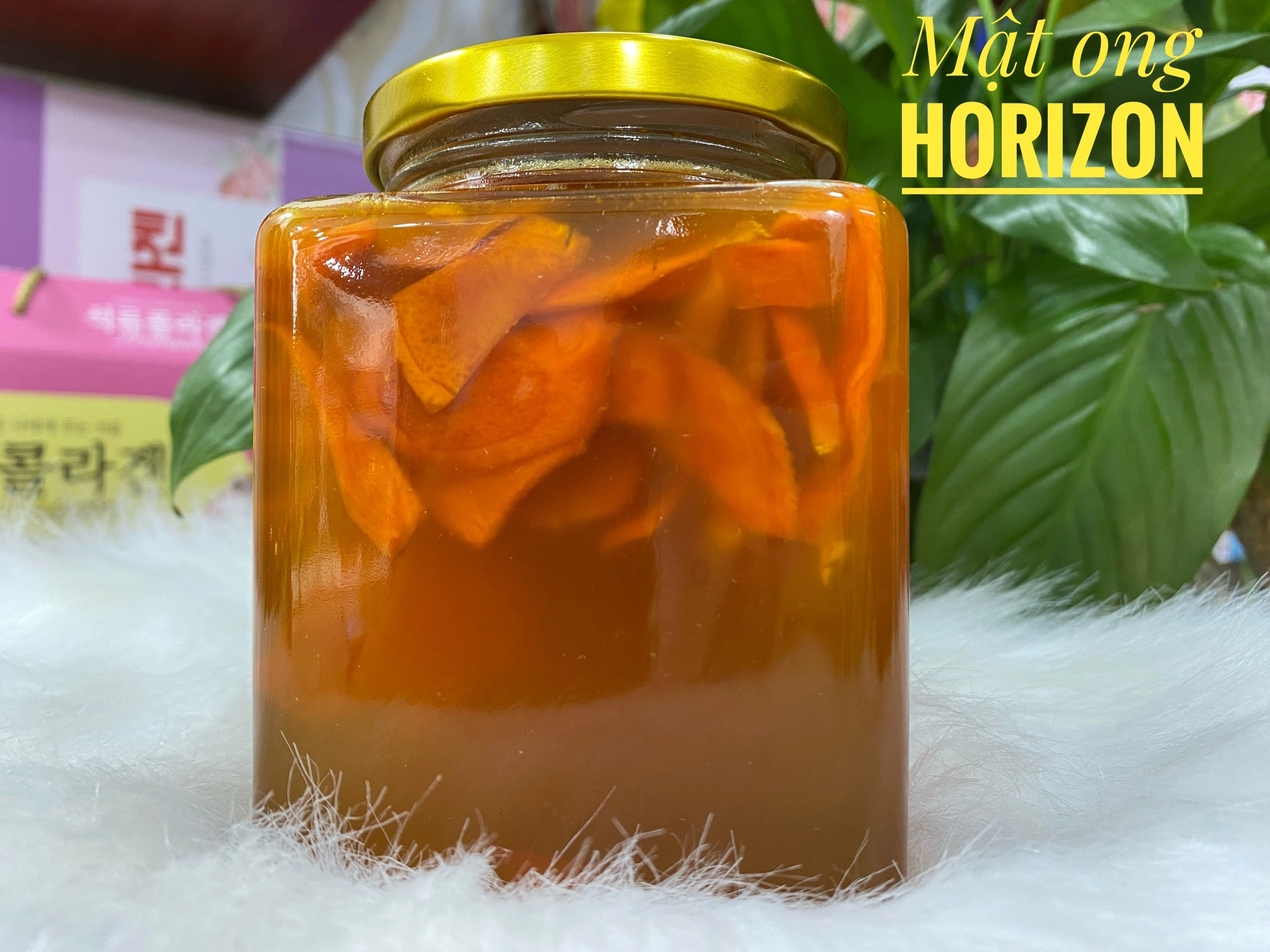 Hũ mật ong nghệ nguyên chất đặt cạnh củ nghệ tươi và thìa gỗ trên nền bàn gỗ, phù hợp cho bài viết về công dụng làm đẹp của mật ong nghệ tại nhà