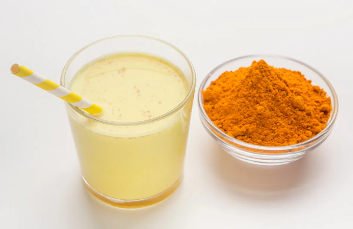 Hũ mật ong nghệ vàng óng, thìa bột nghệ và mặt nạ dưỡng da handmade tự nhiên