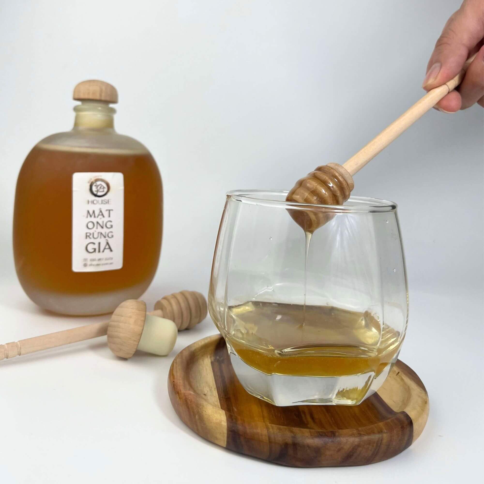 Mật ong rừng nguyên chất Việt Nam với tổ ong hoang dã và màu sắc tự nhiên đặc trưng