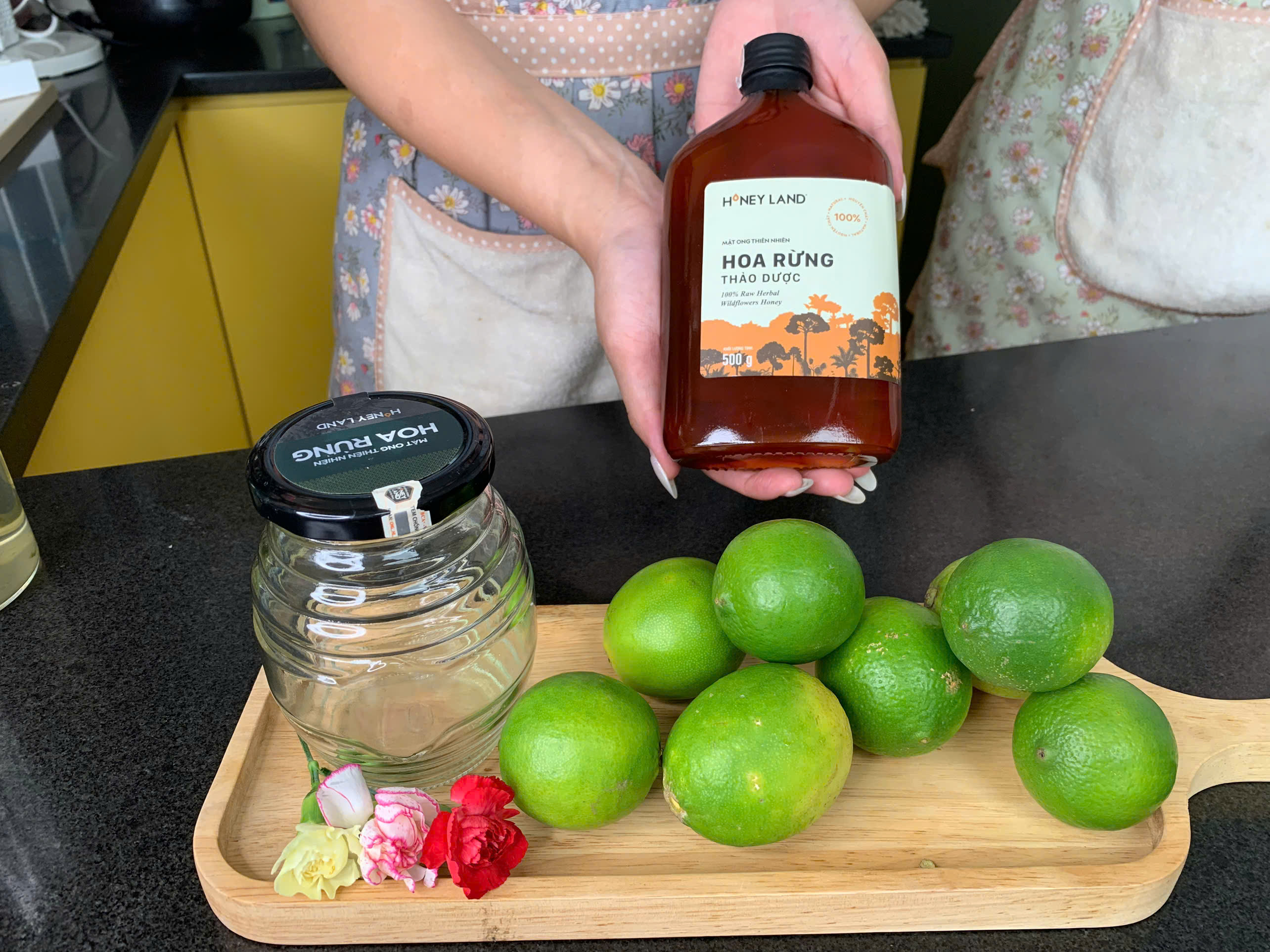 Người dùng pha nước chanh mật ong rừng nguyên chất buổi sáng, nổi bật màu sắc tự nhiên và bọt khí của mật ong rừng Việt Nam