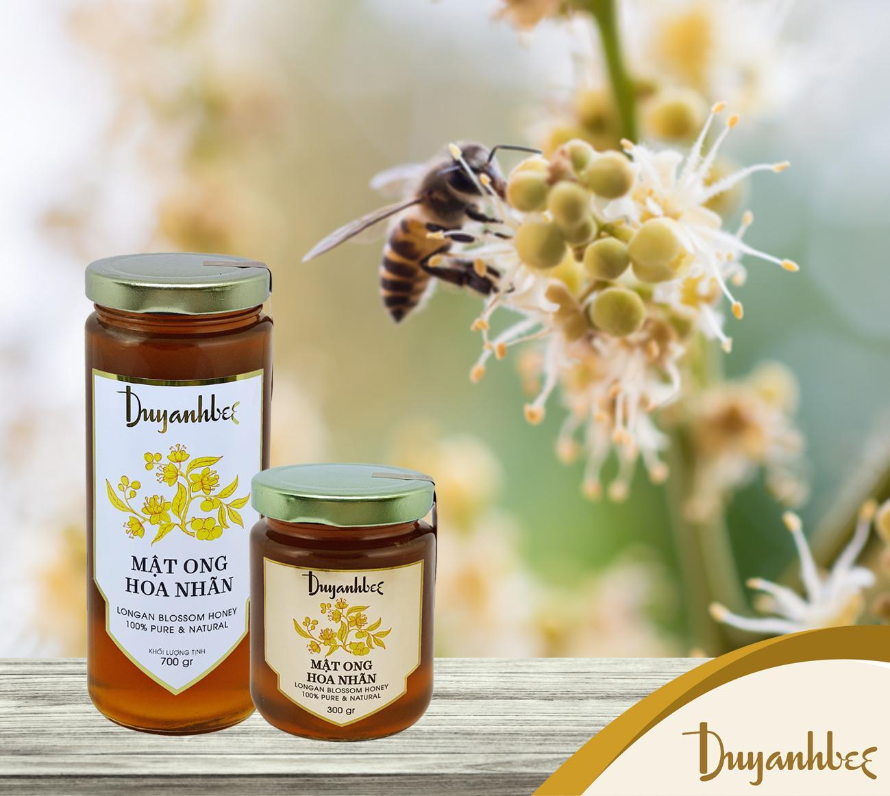 So sánh màu sắc và kết cấu giữa mật ong hoa nhãn và mật ong hoa cà phê trong lọ thủy tinh