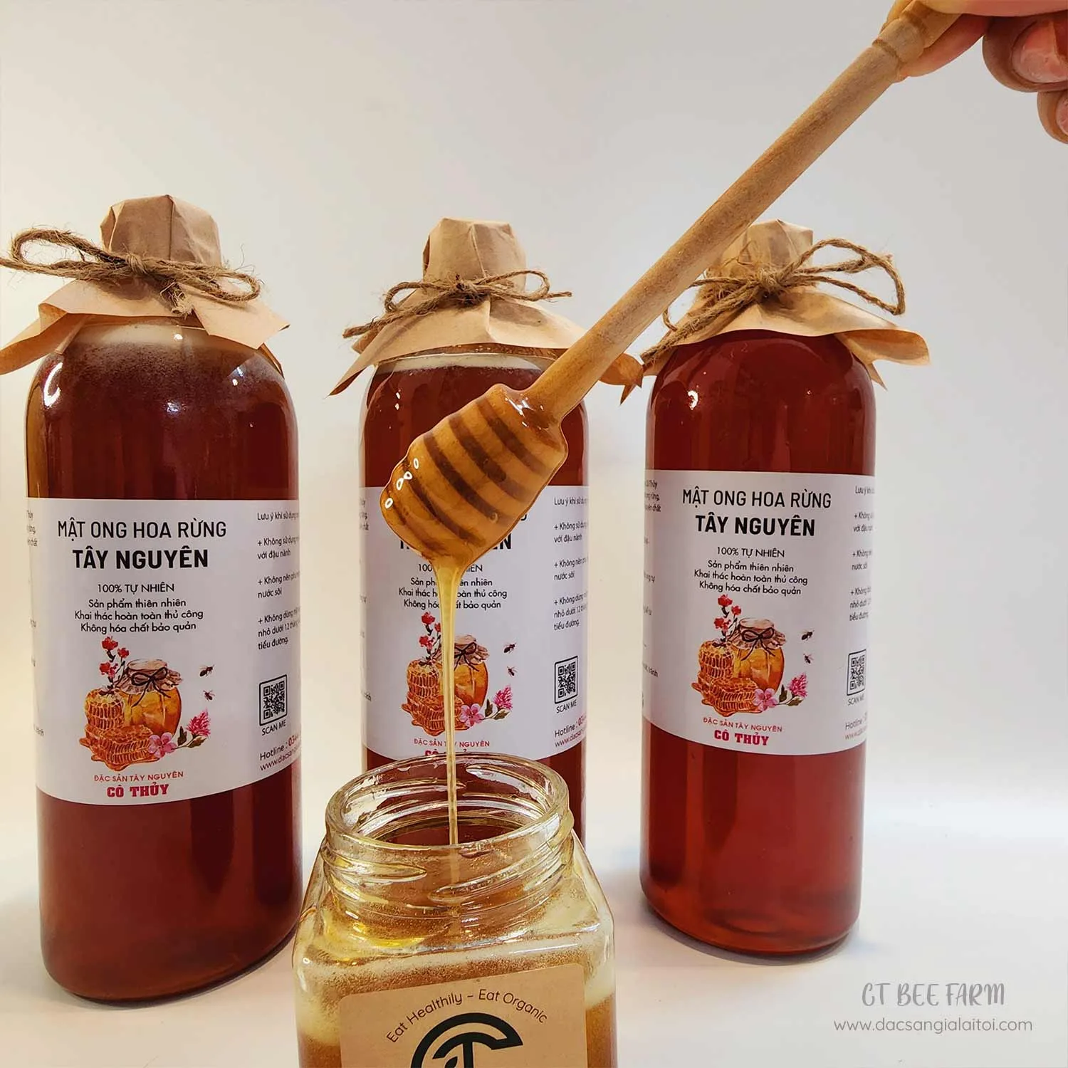 So sánh màu sắc và kết cấu giữa mật ong Manuka New Zealand và mật ong hoa Việt Nam trong lọ thủy tinh