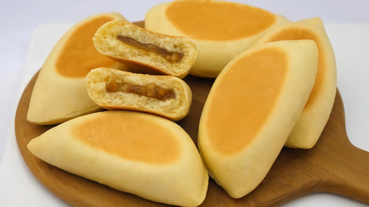 Hũ mật ong Daklak bên cạnh bánh mì buổi sáng