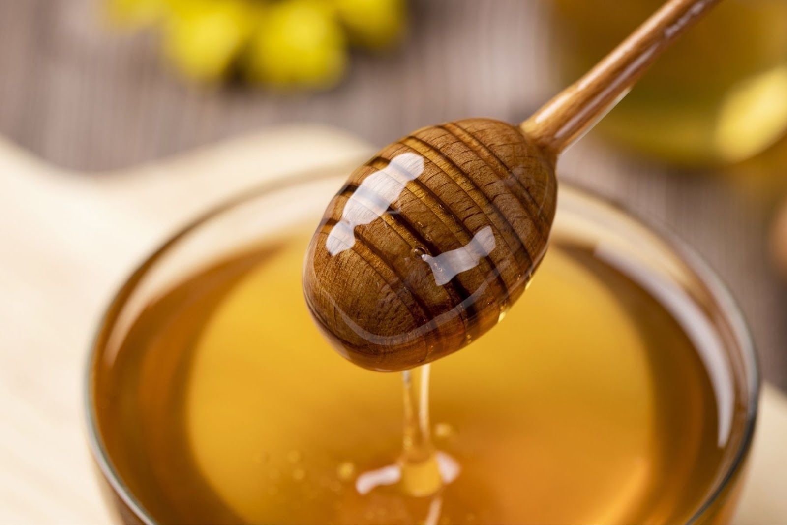 Cận cảnh lọ mật ong rừng nguyên chất màu vàng sậm, nổi bật với kết cấu đặc và ánh sáng tự nhiên, thể hiện rõ nét đặc trưng và lợi ích sức khỏe của mật ong rừng Việt Nam.