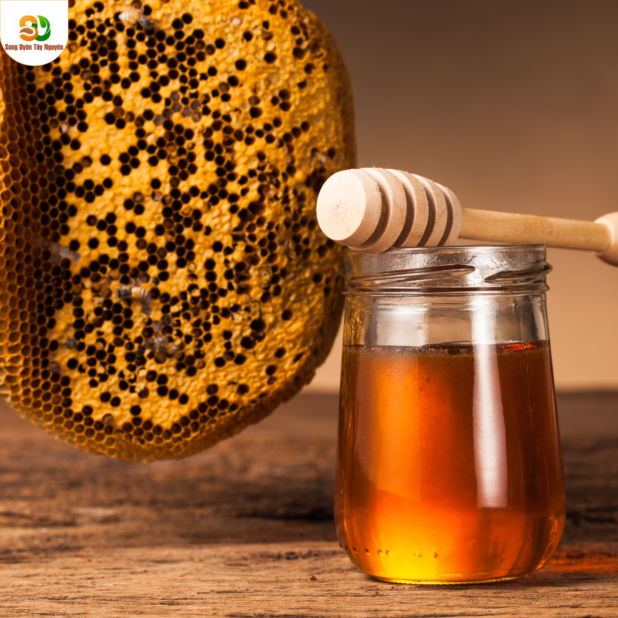 Lọ mật ong hoa nhãn nguyên chất màu vàng óng ánh, tốt cho tiêu hóa